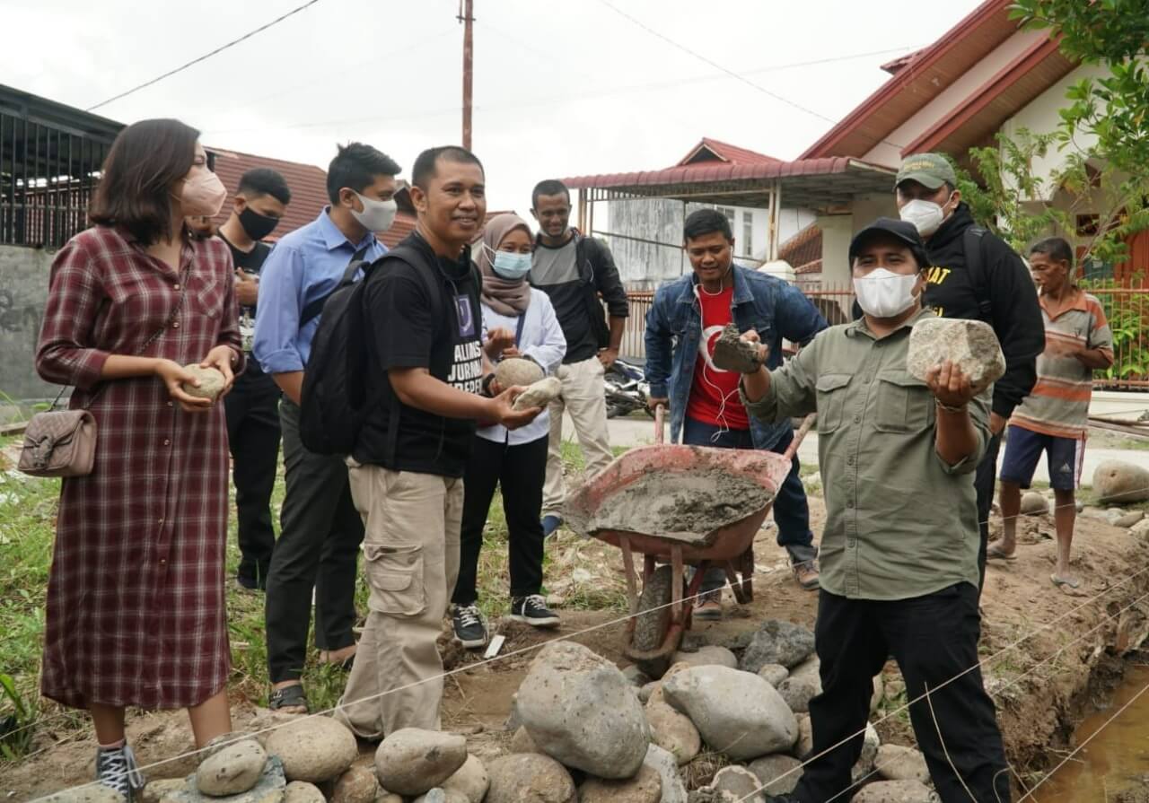 IMG-20211022-WA0016 IMG 20211022 WA0016 Letakkan Batu Pertama Pembangunan Kantor, AJI Padang: Ruang untuk Kepentingan Publik