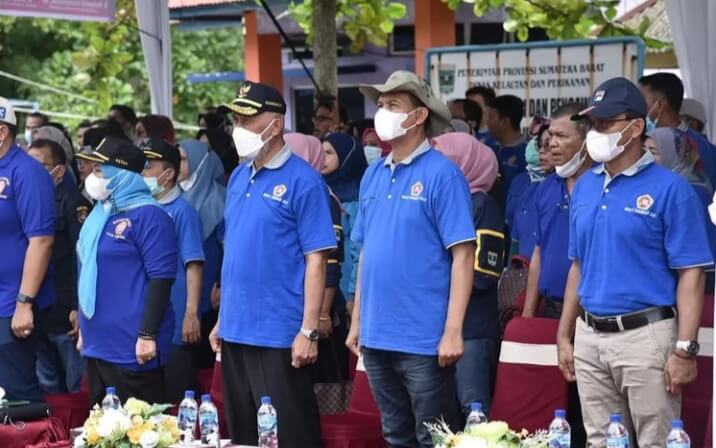 Wali Kota Pariaman Genius Umar dan Gubernur Sumatera Barat Mahyeldi Saat Peringatan Bulan Bakti Karang Taruna dan Bulan Kesetiakawanan Sosial Tingkat Provinsi di Pariaman, Minggu (24/10/2021). Foto: Ist @geniusumar.