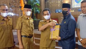 DPRD Pessel Gelar Rapat Paripurna Penyampaian Nota Keuangan Ranperda Tentang RAPBD Tahun Anggaran 2022 1 IMG 20211108 WA0005 DPRD Pessel Gelar Rapat Paripurna Penyampaian Nota Keuangan Ranperda Tentang RAPBD Tahun Anggaran 2022