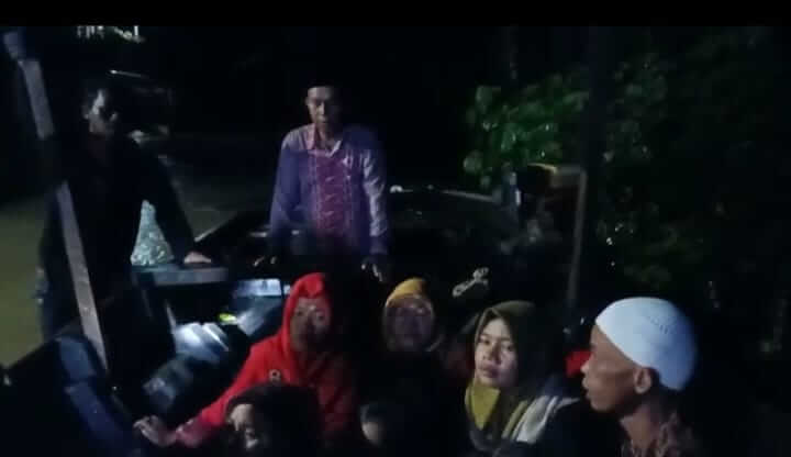 IMG 20211218 WA0002 Puluhan Masyarakat dan Anak-Anak Terkepung Banjir di Pesisir Selatan, Dievakusi Gunakan Sampan