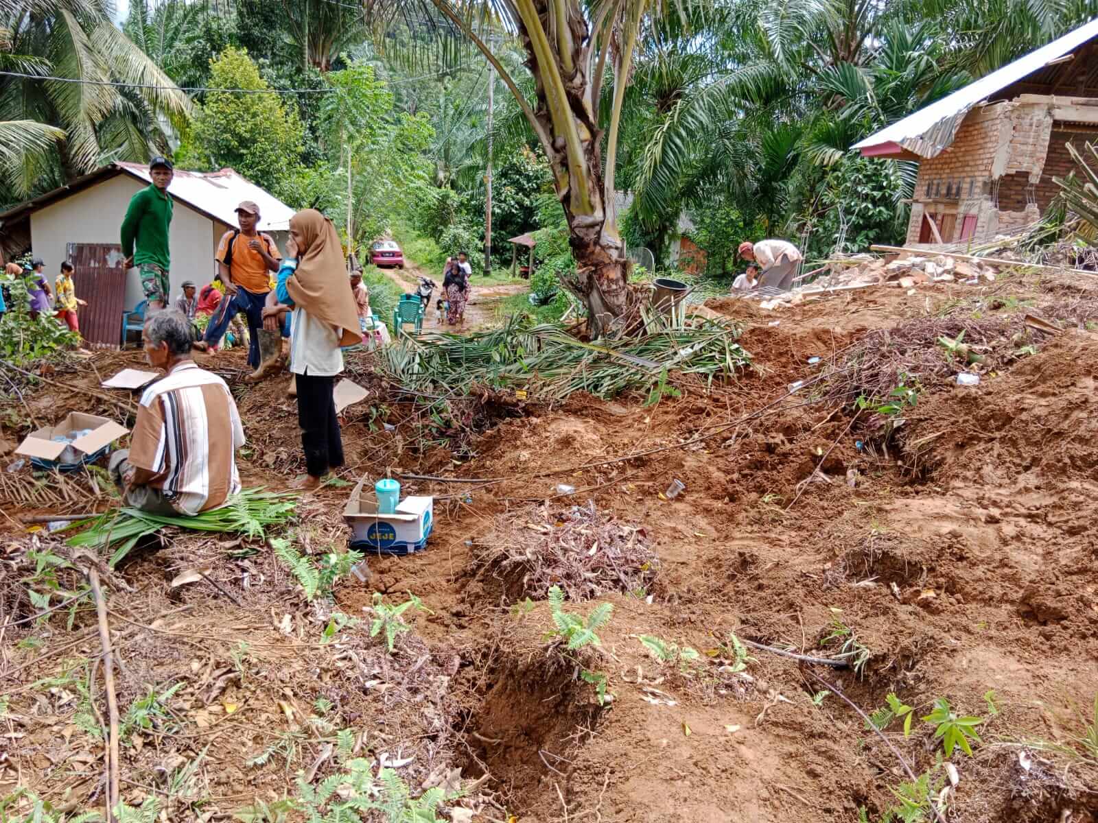 Longsor IMG 20211219 WA0003 Jalan Penghubung Kampung Koto Lamo dengan Sungai Liku Terputus Akibat Longsor