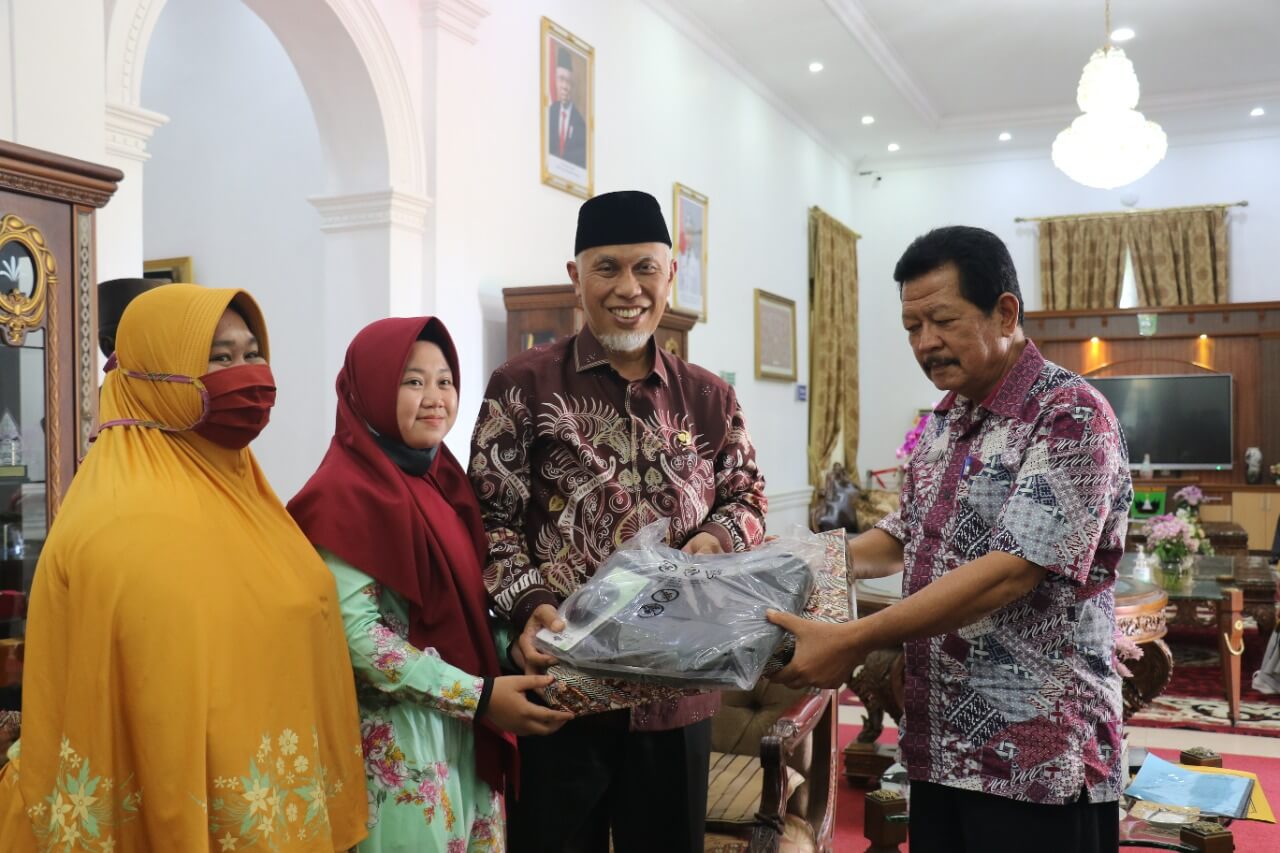 Mahyeldi WhatsApp Image 2022 01 20 at 18 55 30 Penulis Asal Pesisir Selatan Dihadiahi Laptop oleh Gubernur Sumbar