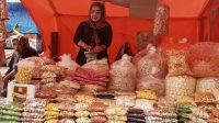 FB_IMG_1650700645159 FB IMG 1650700645159 Lapak Difasilitasi Pemko, Pedagang Kue Kering di Padang Panjang Mulai Banjir Orderan