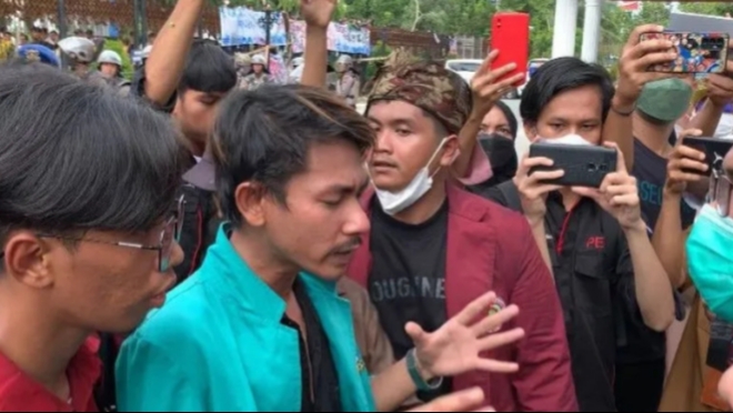 IMG 20220411 172318 Aksi Unjuk Rasa Mahasiswa di Gedung DPRD Sumbar Berujung Ricuh, Begini Kronologinya