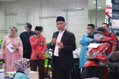 Mahyeldi Gubernur Mahyeldi Janji Umrahkan Warga yang Rajin Donor Darah