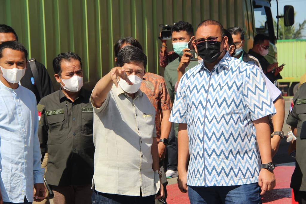 WhatsApp Image 2022-04-04 at 08.35.42 WhatsApp Image 2022 04 04 at 08.35.42 Kunjungi SPBU-Terminal BBM bersama Dirut Pertamina Patra Niaga, Andre Rosiade Minta Pertamina Pastikan Solar Sumbar Aman