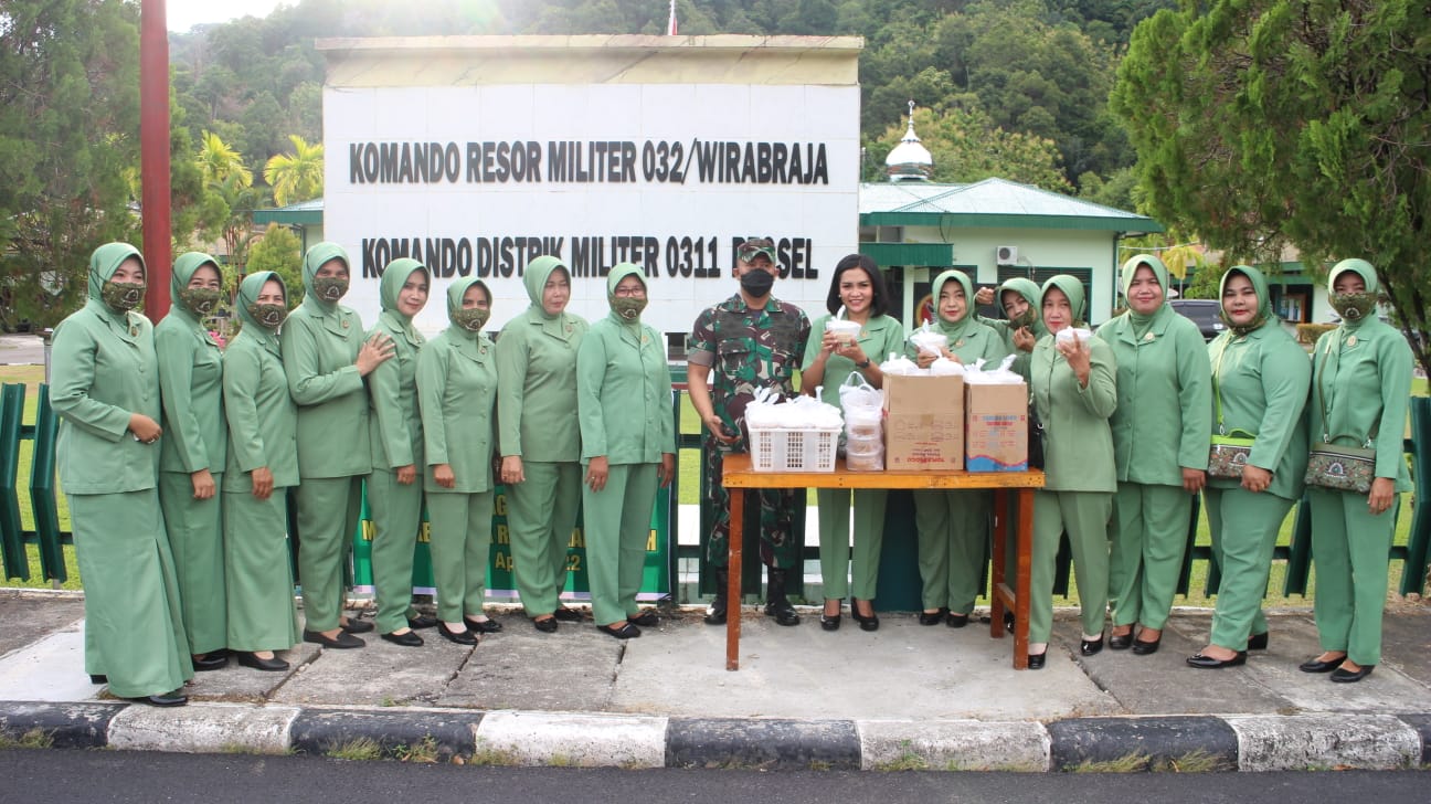 WhatsApp Image 2022 04 17 at 18.01.33 2 Kodim 0311 Pessel dan Ibu Persit Berbagi Takjil Gratis, Supir dan Emak-Emak Ucapkan Terimakasih