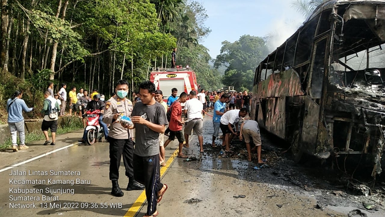 IMG 20220513 WA0013 Satu Unit Bus Antar Provinsi Terbakar di Jalan Lintas Sumatera