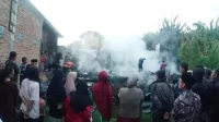 rumah-terbakar.jpg rumah terbakar.jpg e1652586025569 Wanita Lansia Ini Histeris, Rumah Tua yang Ditempatinya Ludes Terbakar