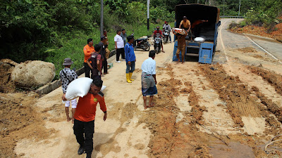 IMG 4150 Pemkab Pessel Salurkan Bantuan untuk Warga Terisolasi Akibat Longsor di Nagari Sungai Pinang
