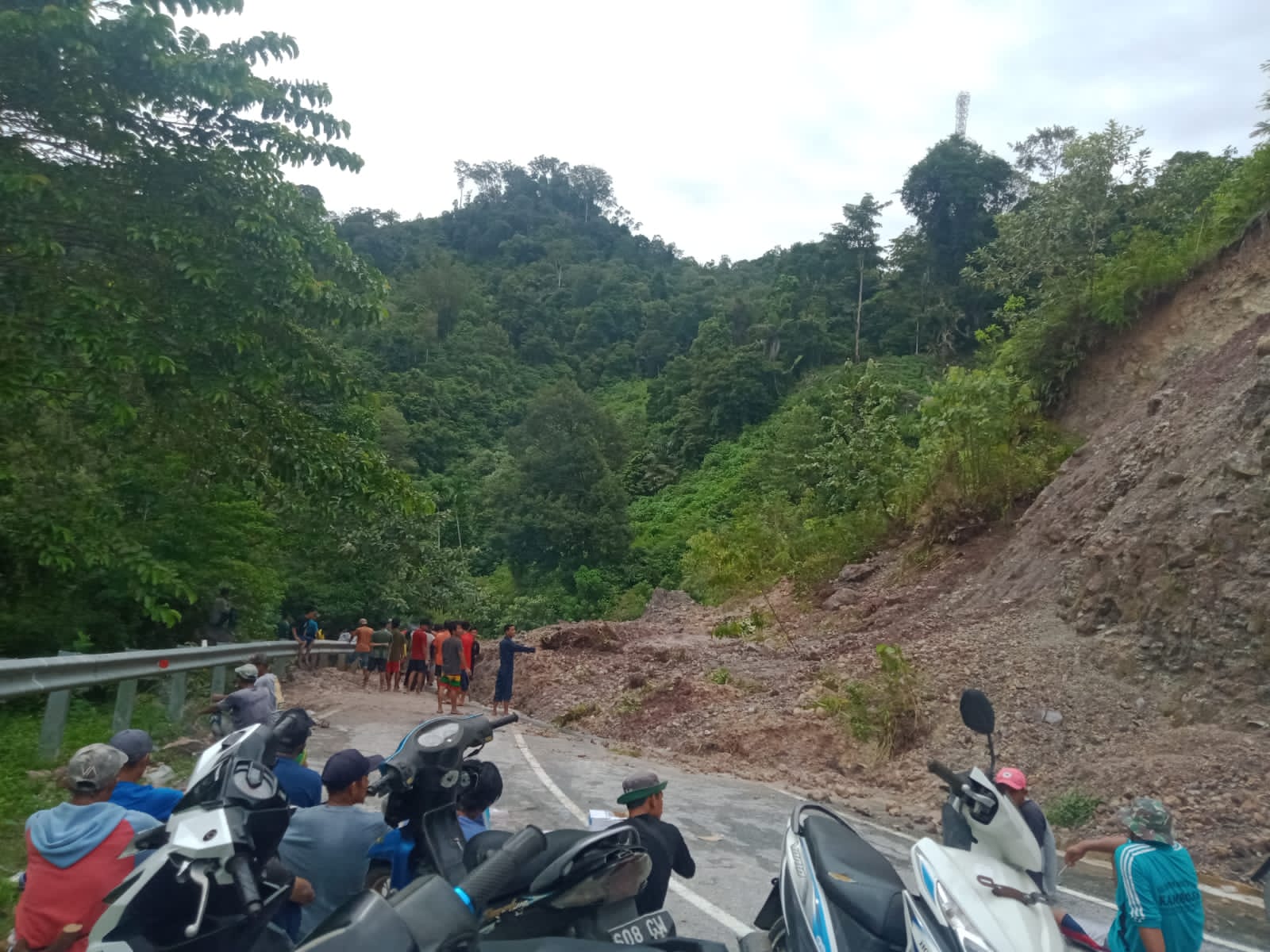 longsor di mandeh 350 Kepala Keluarga Terisolasi Akibat Longsor di Mandeh