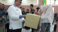 Bupati Solok, Epyardi Asda menyerahkan reward kepada sekolah yang belanja terbesar melalui SIPLAH Koperasi. (Foto: Ist)
