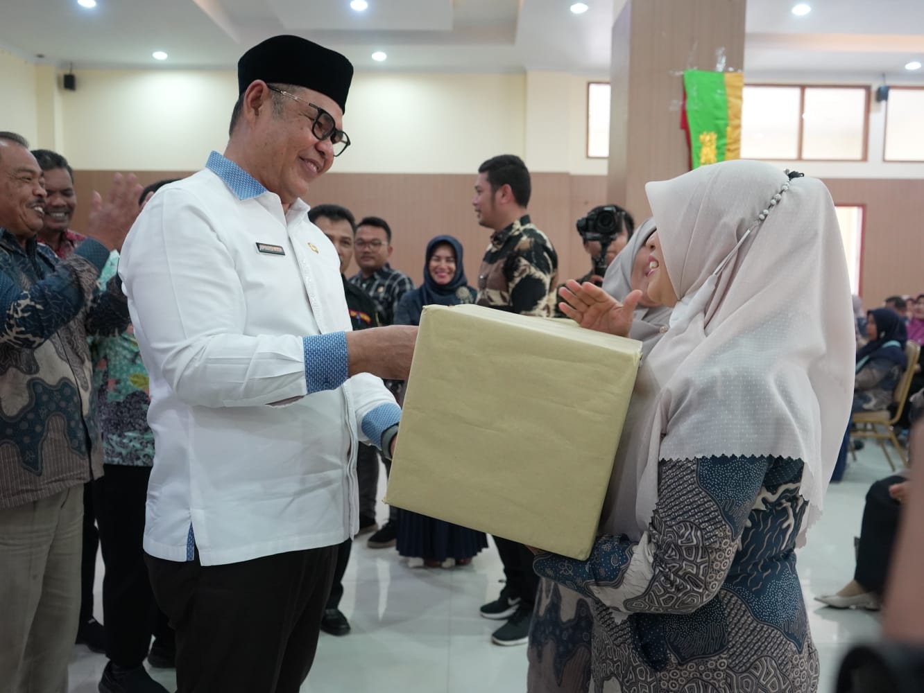 Bupati Solok, Epyardi Asda menyerahkan reward kepada sekolah yang belanja terbesar melalui SIPLAH Koperasi. (Foto: Ist)