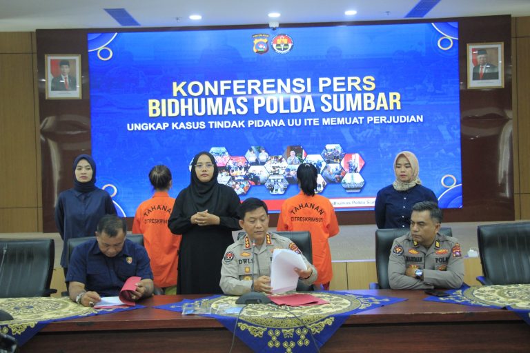 IMG 20230328 WA0049 768x512 1 Promosikan Situs Judi Online, Duo Selebgram Cantik Sumbar Diamankan Polisi