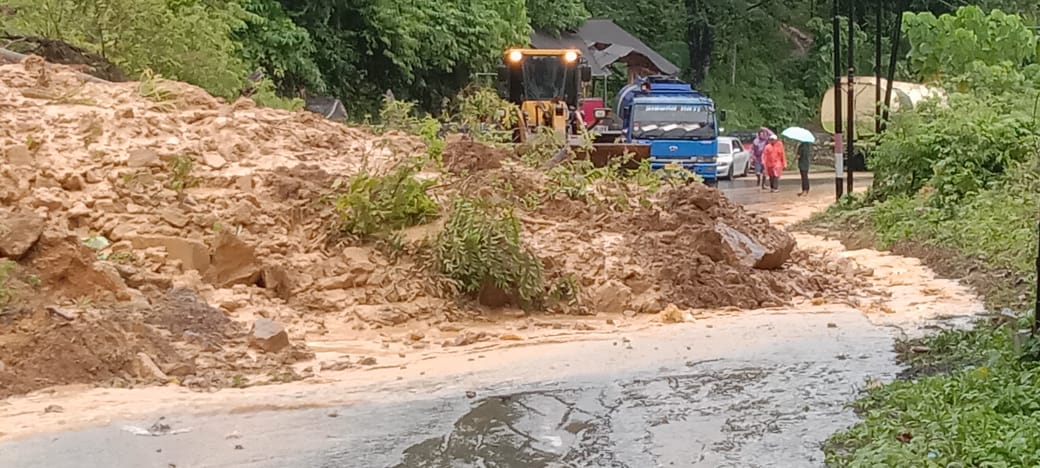 WhatsApp_Image_2023-07-14_at_08_18_52 WhatsApp Image 2023 07 14 at 08 18 52 Bukit Pulai Kembali Longsor, Jalan Lintas Barat Terputus Sementara