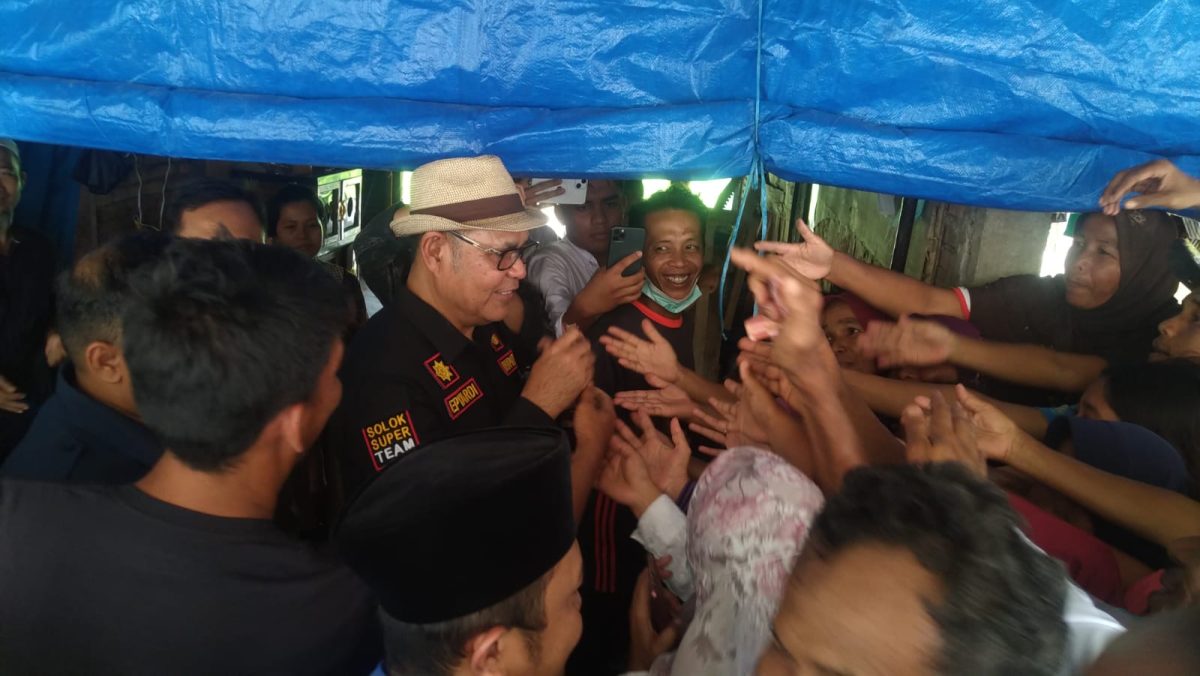 IMG 20240319 WA0005 Beri Bantuan Uang Tunai, Bupati Epyardi Asda Diserbu Emak-Emak di Pesisir Selatan