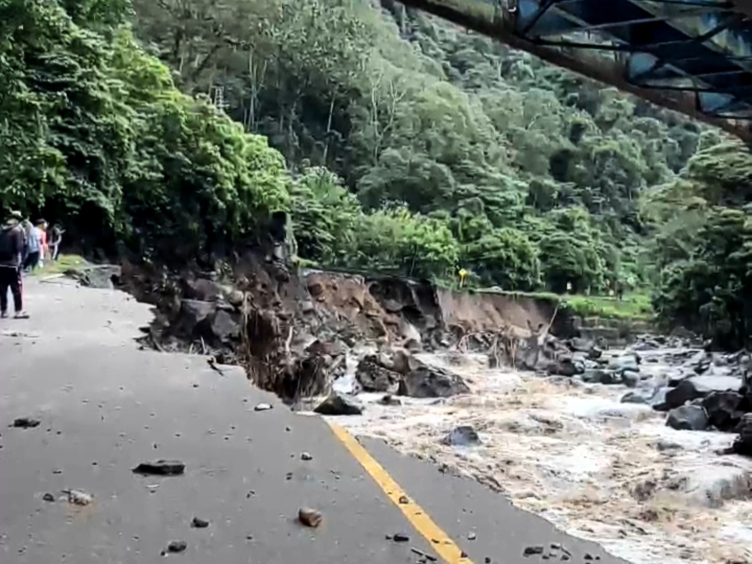 IMG 20240512 105129 Jalur Padang - Bukittinggi Lumpuh Total Akibat Diterjang Banjir Bandang