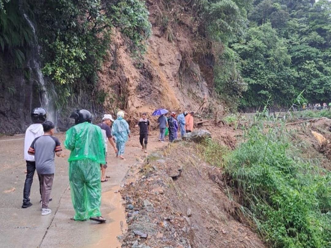 IMG 20240512 200150 Jalur Padang - Solok Putus Total Akibat Longsor di Sitinjau Lauik