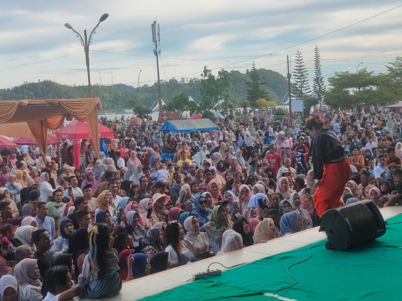 IMG-20250402-WA0038-800x600 IMG 20250402 WA0038 800x600 1 Pantai Carocok Painan Diserbu 33 Ribu Wisatawan Saat Lebaran, PAD Melonjak