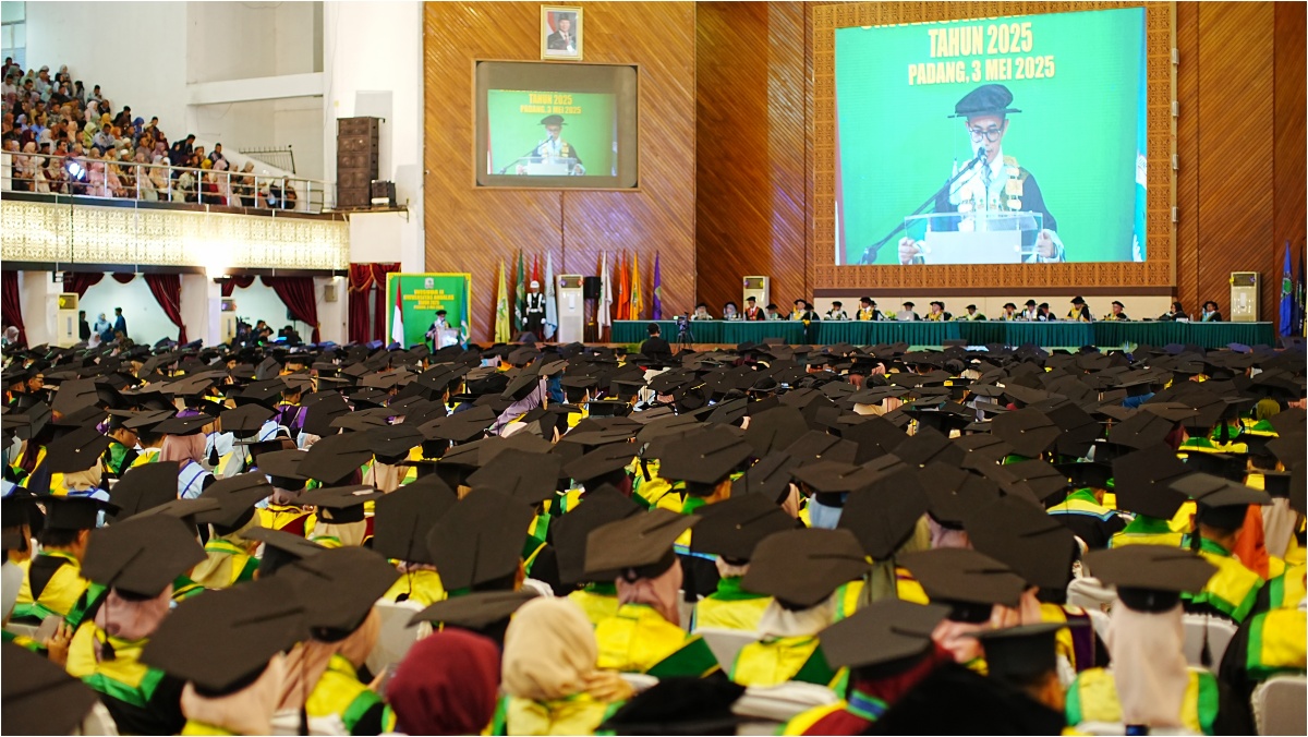 WisudaII25a UNAND Wisuda 1.448 Lulusan, Serahkan Ijazah Dwibahasa Perdana