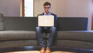 man 593372 1280 Strategi Tetap Produktif dan Finansial Aman di 2025, Coba Tips Ini!