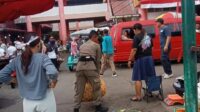 FB IMG 1757866341074 Satpol PP Tertibkan Pedagang di Pasar Raya Padang, Trotoar dan Badan Jalan Jadi Sorotan
