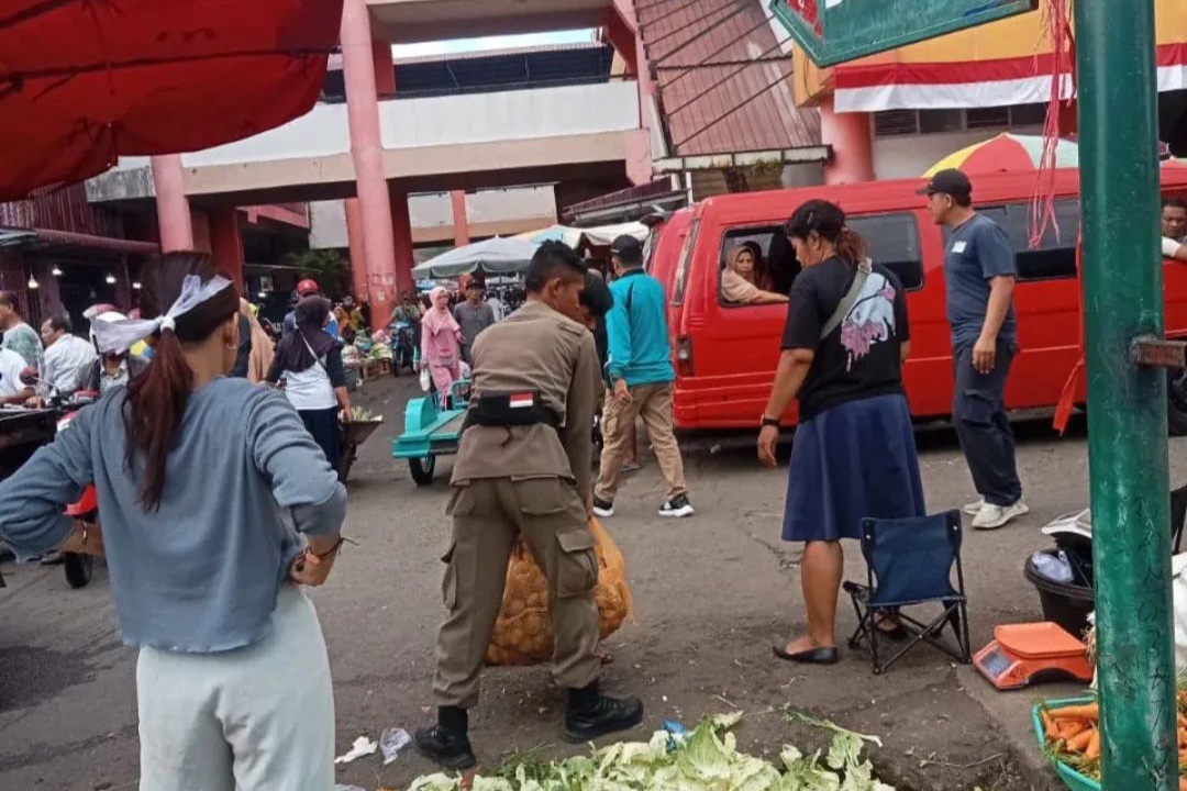 FB IMG 1757866341074 Satpol PP Tertibkan Pedagang di Pasar Raya Padang, Trotoar dan Badan Jalan Jadi Sorotan