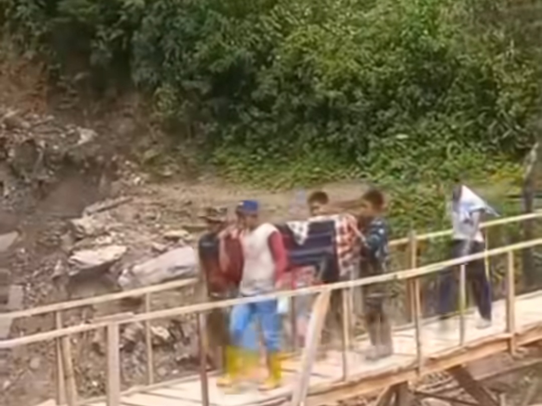 Screenshot 20260122 141649 Facebook Masih Terisolasi, Warga Ngalau Gadang Bayang Utara Tandu Pasien Gawat Darurat Sejauh 3 Kilometer