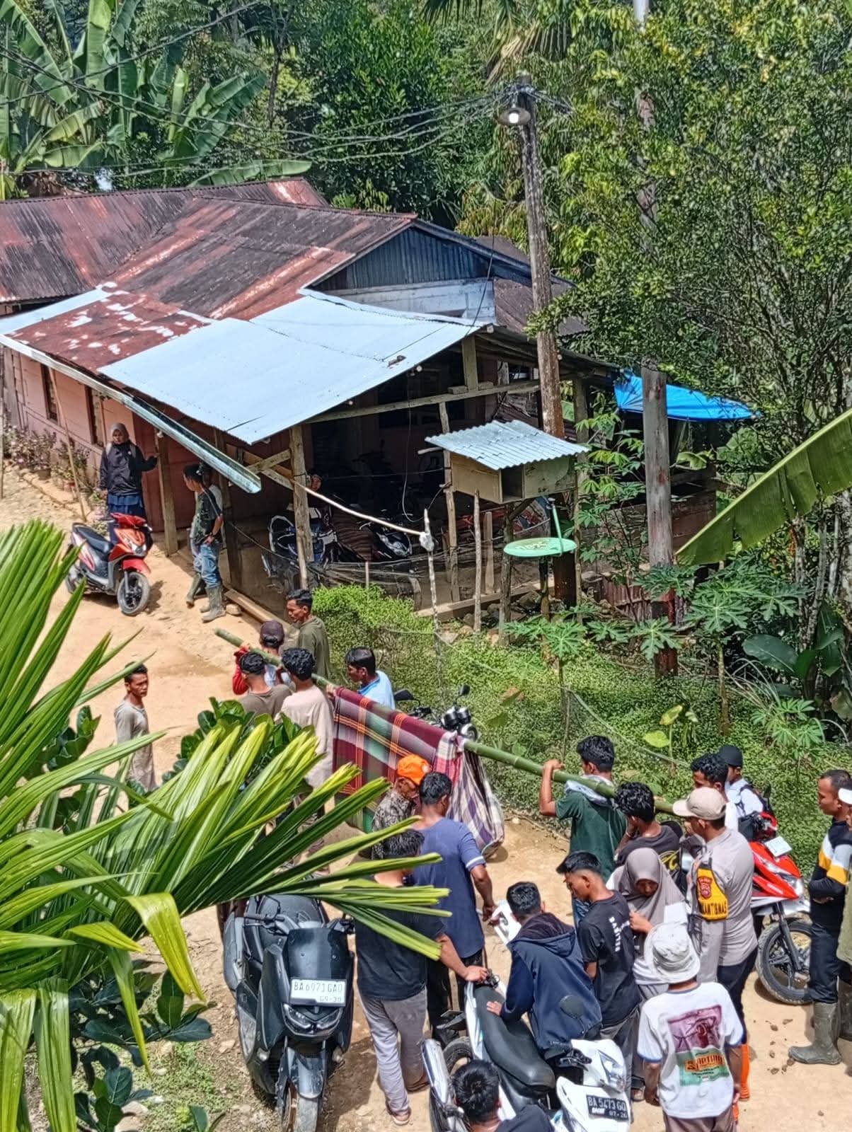 IMG 20260206 WA0000 Jalan Longsor Kembali Makan Korban, Warga Ngalau Gadang Tandu Pasien di Tengah Kondisi Pascabencana Belum Pulih