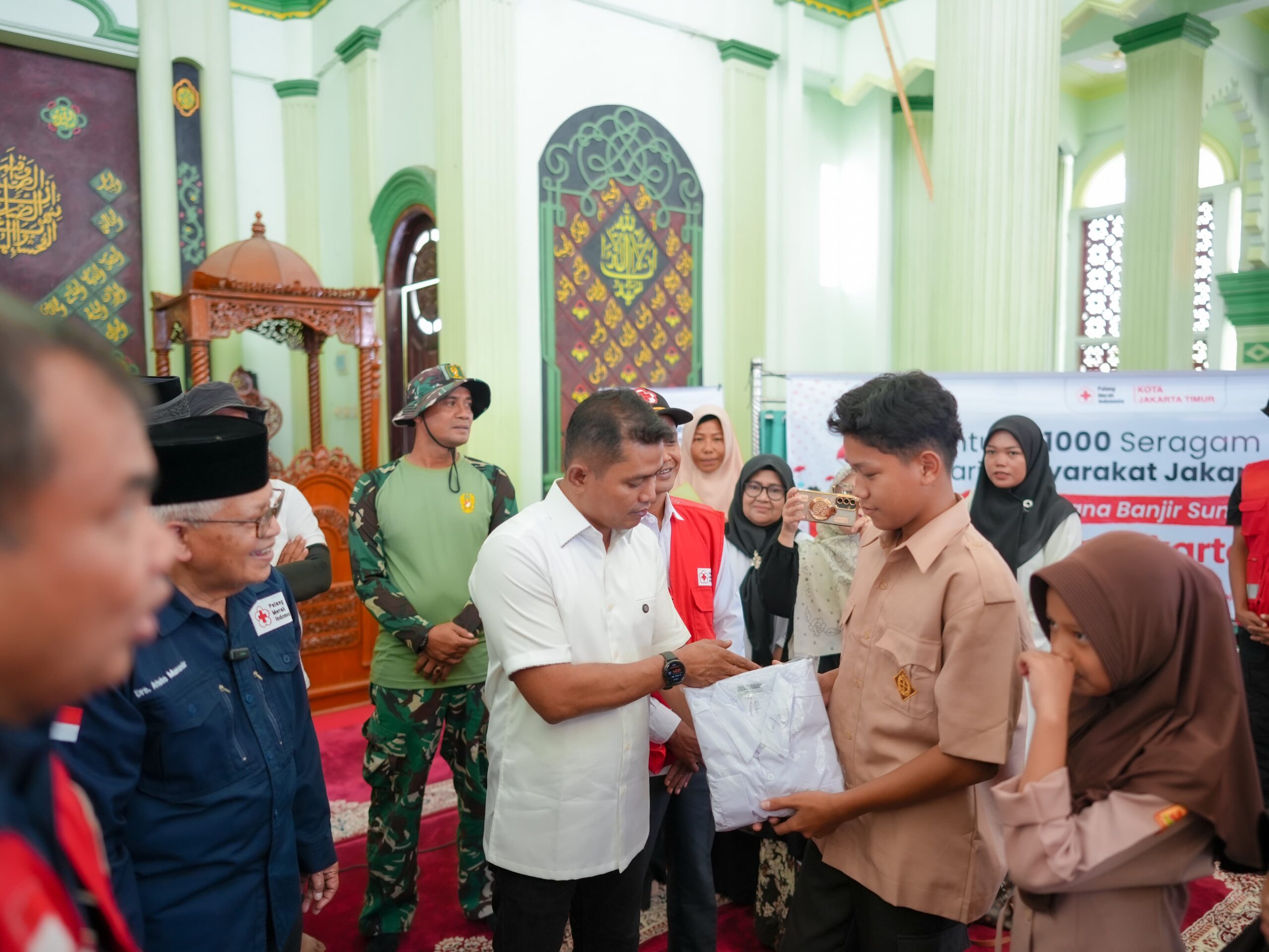 IMG 20260211 WA0013 scaled Bupati Solok Salurkan Bantuan 1.000 Seragam Sekolah Untuk Korban Banjir Junjung Sirih