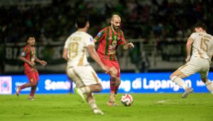 Milos Raickovic saat melakukan manuver melawan Bhayangkara Presisi Lampung FC. (Dok. Persebaya)