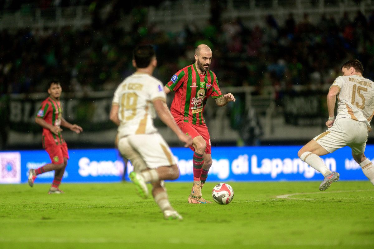 Milos Raickovic saat melakukan manuver melawan Bhayangkara Presisi Lampung FC. (Dok. Persebaya)